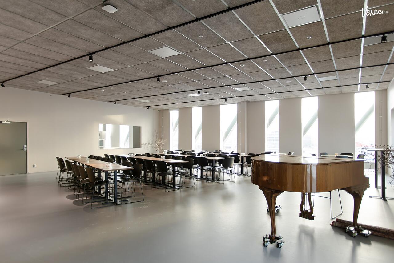 Azusa på Smyrna Concert & Congress – elegant festvåning med kristallkronor, dansyta och servering.