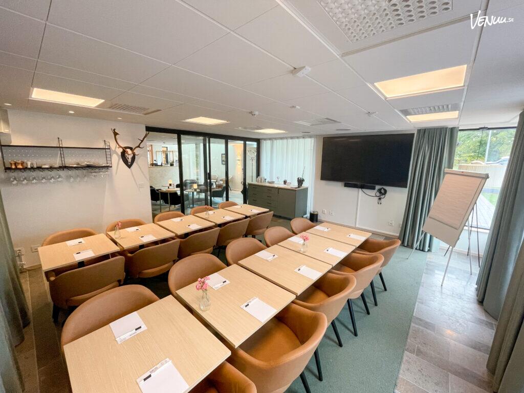 Jaktrummet på Staffanstorps Gästis är en charmig och klassisk lokal för mindre företagsmiddagar och möten.