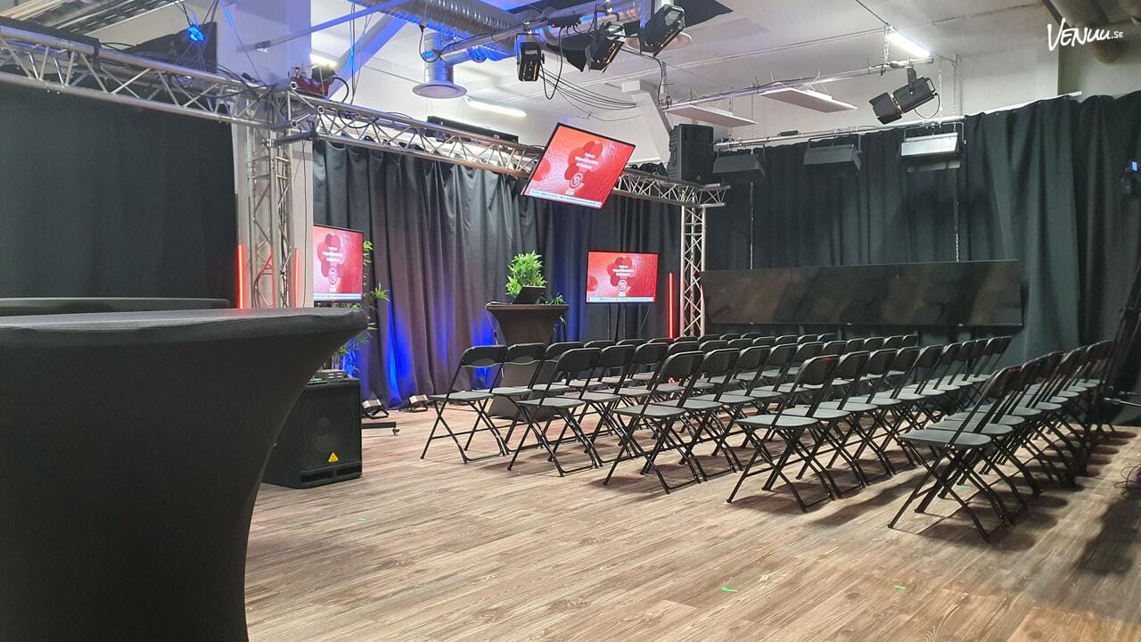 Studiobaren hos Plus 46 Studio – flexibel lokal med studiosnygg inredning, bar och teknik för event och möten.