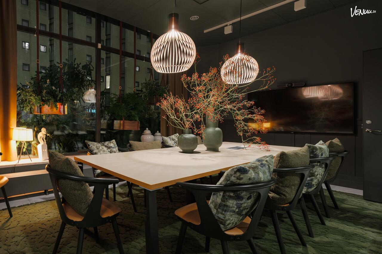 Smedjan på Sturegatan 15 – ljust, harmoniskt mötesrum med trädgårdsvy och prisvärd hyra.