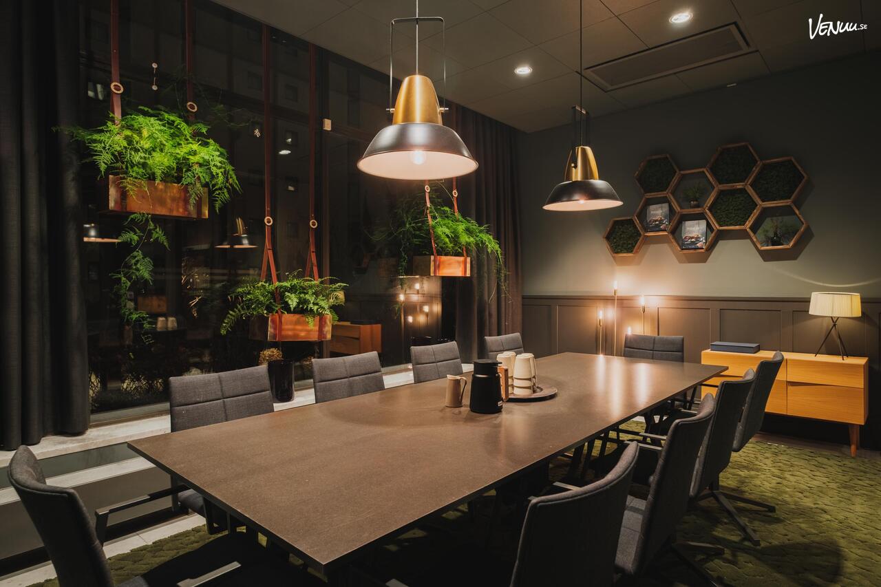 Snickeriet på Sturegatan 15 – kreativ och stilren konferenslokal med trädetaljer och unik atmosfär.