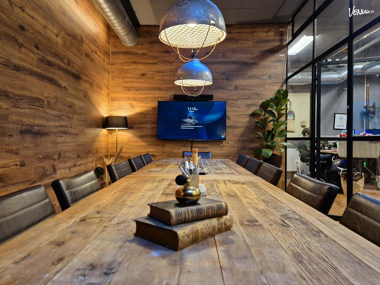 Underverket Stora Mötesrummet – rustik och kreativ lokal med lounge, whiteboards och hybridmötesteknik.