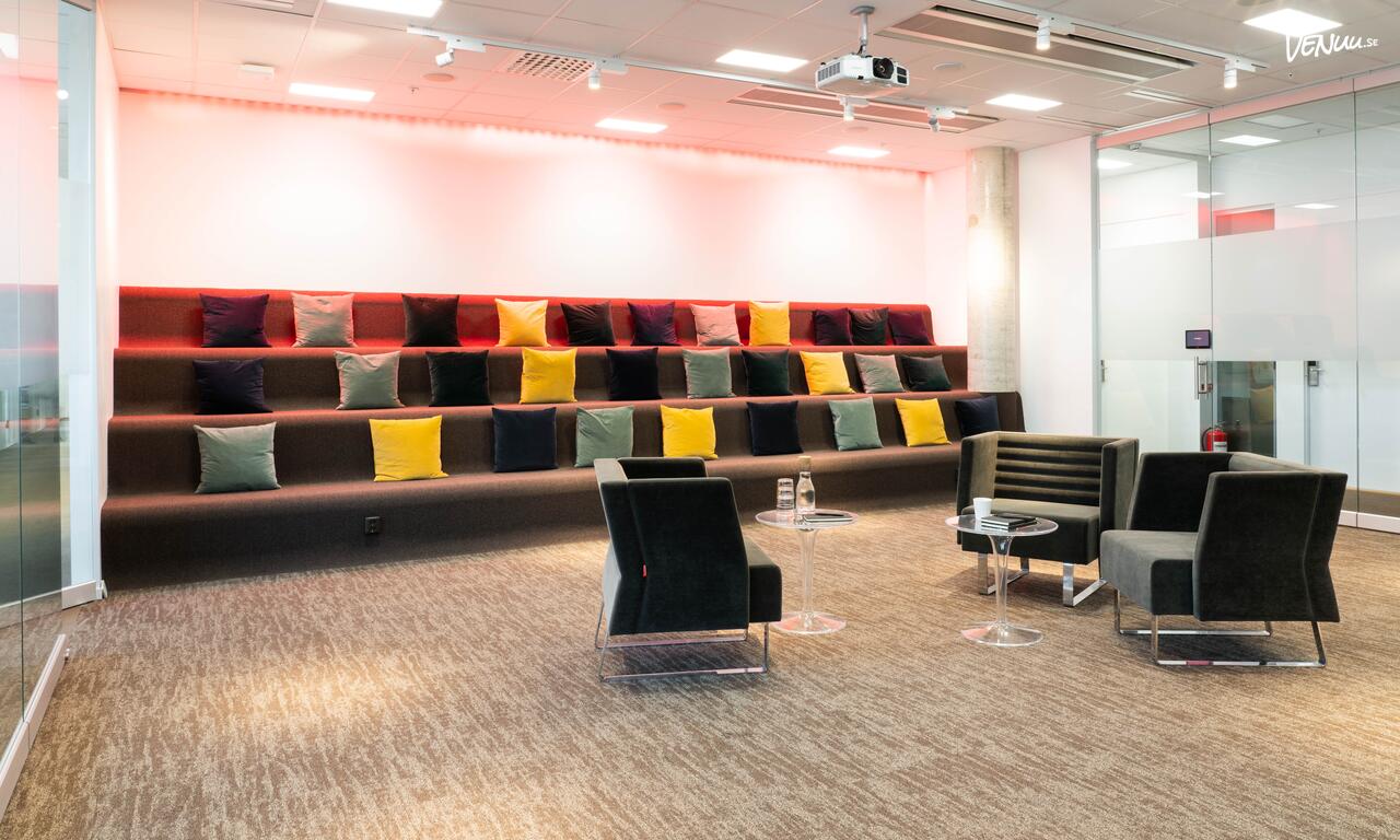 Arenan hos United Spaces i Malmö är en modern lokal med havsutsikt och teknik för företagsevent och presentationer.