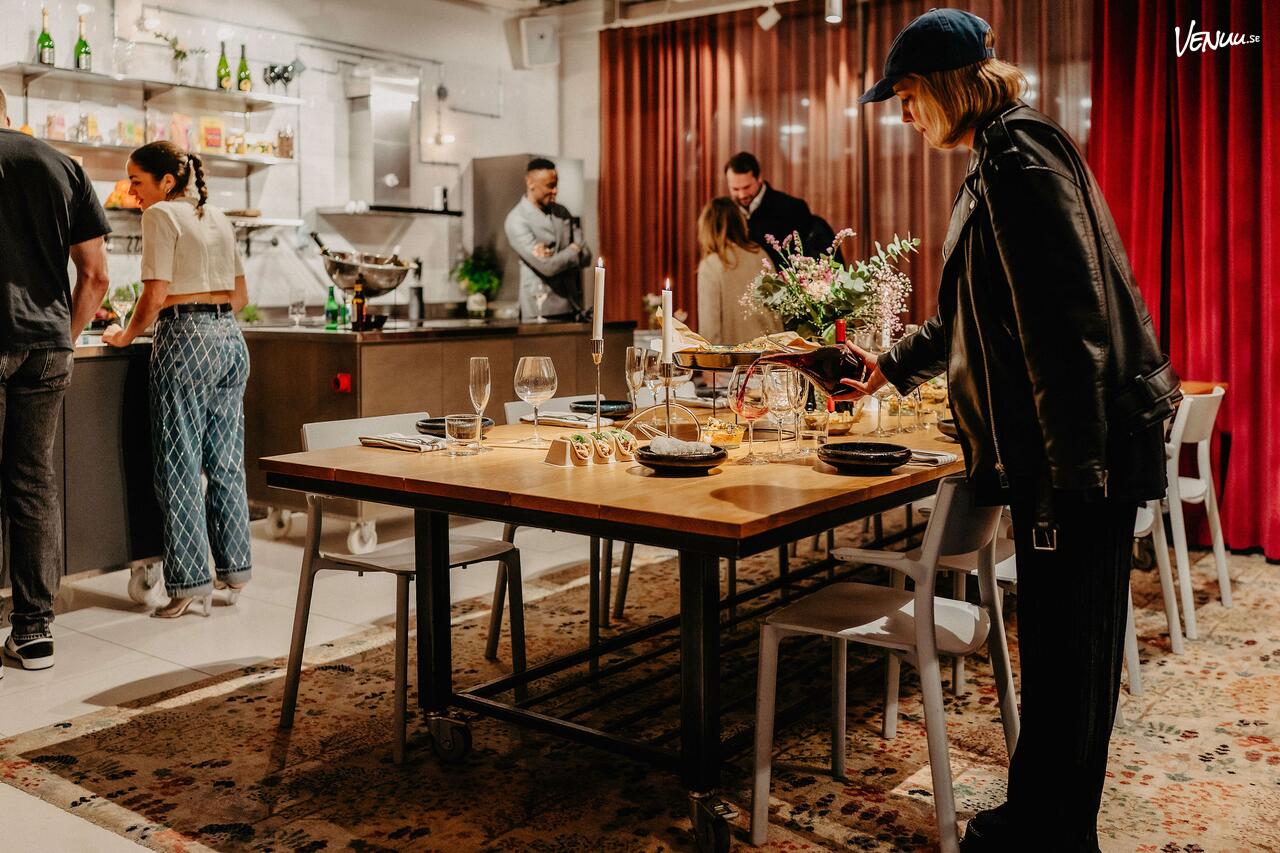 Urban Deli Matstudion – modern och kreativ möteslokal i Stockholm med kockstationer och stor presentationsskärm.