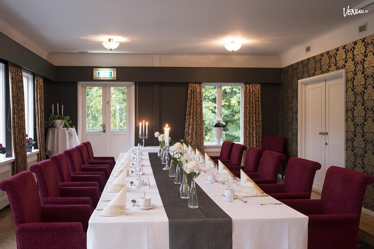 F44 hos Villa Belparc – chambre séparée i naturnära miljö med parkutsikt för lunchmöten.