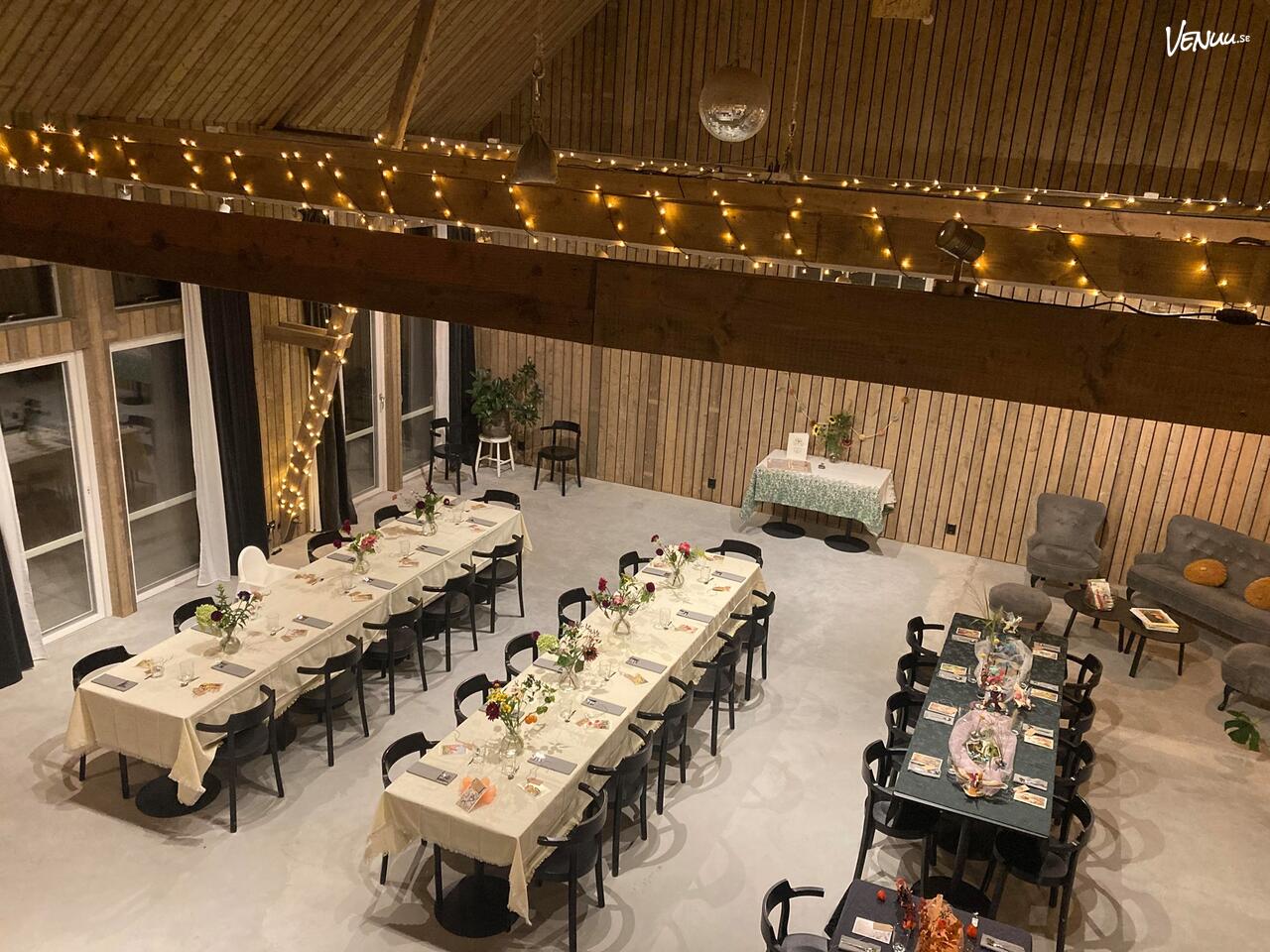 Nyböle Lada utanför Lund är en rustik och stämningsfull lokal för bröllop med egen mat och dryck.