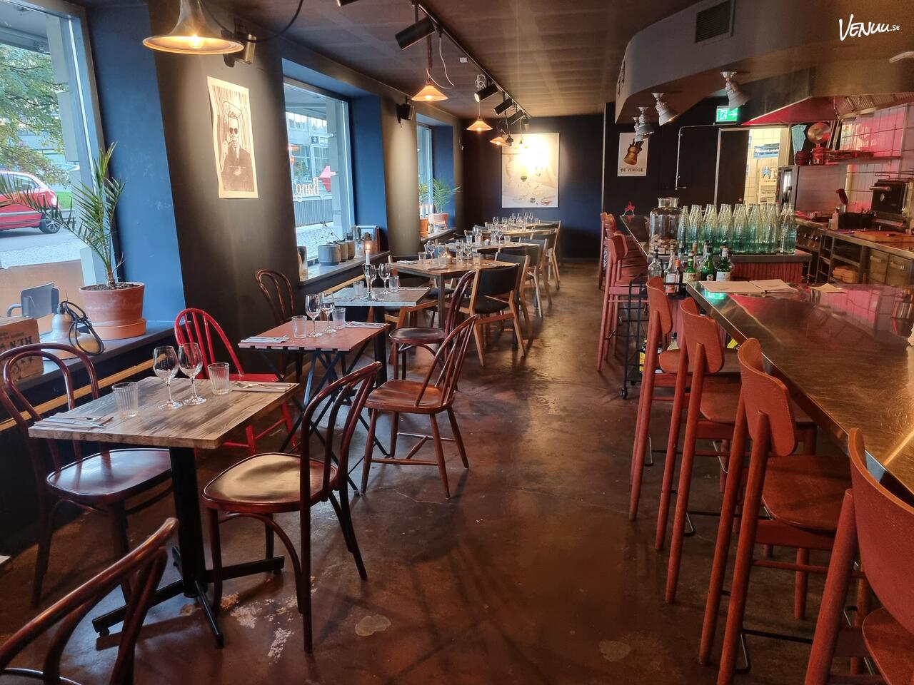 En avslappnad och trendig matbar med urban vibe.