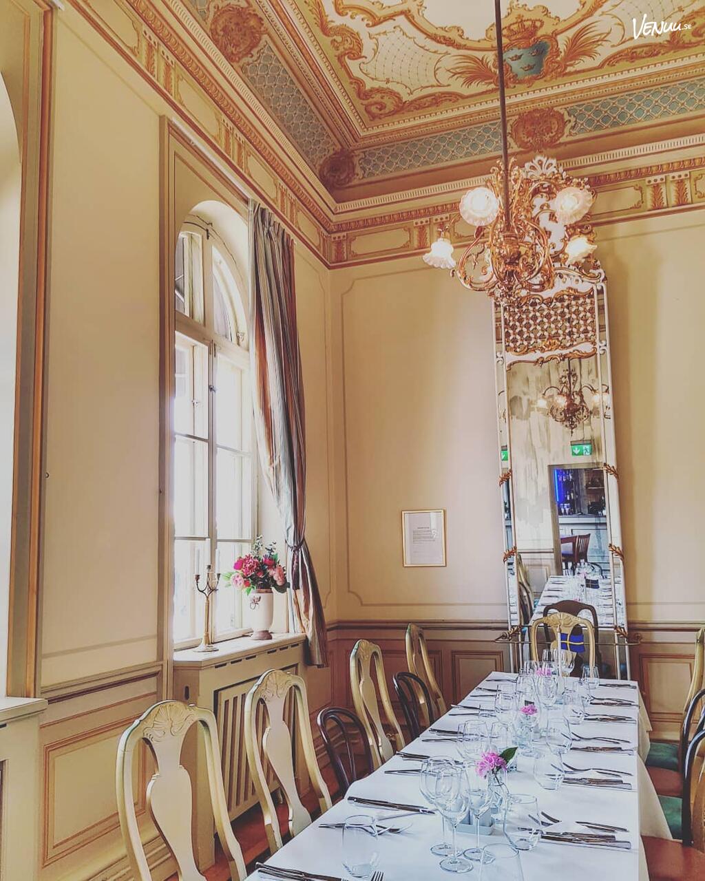 Elegant och lyxig chambre séparée i Bistro Royal med stilfull inredning och en känsla av exklusivitet.