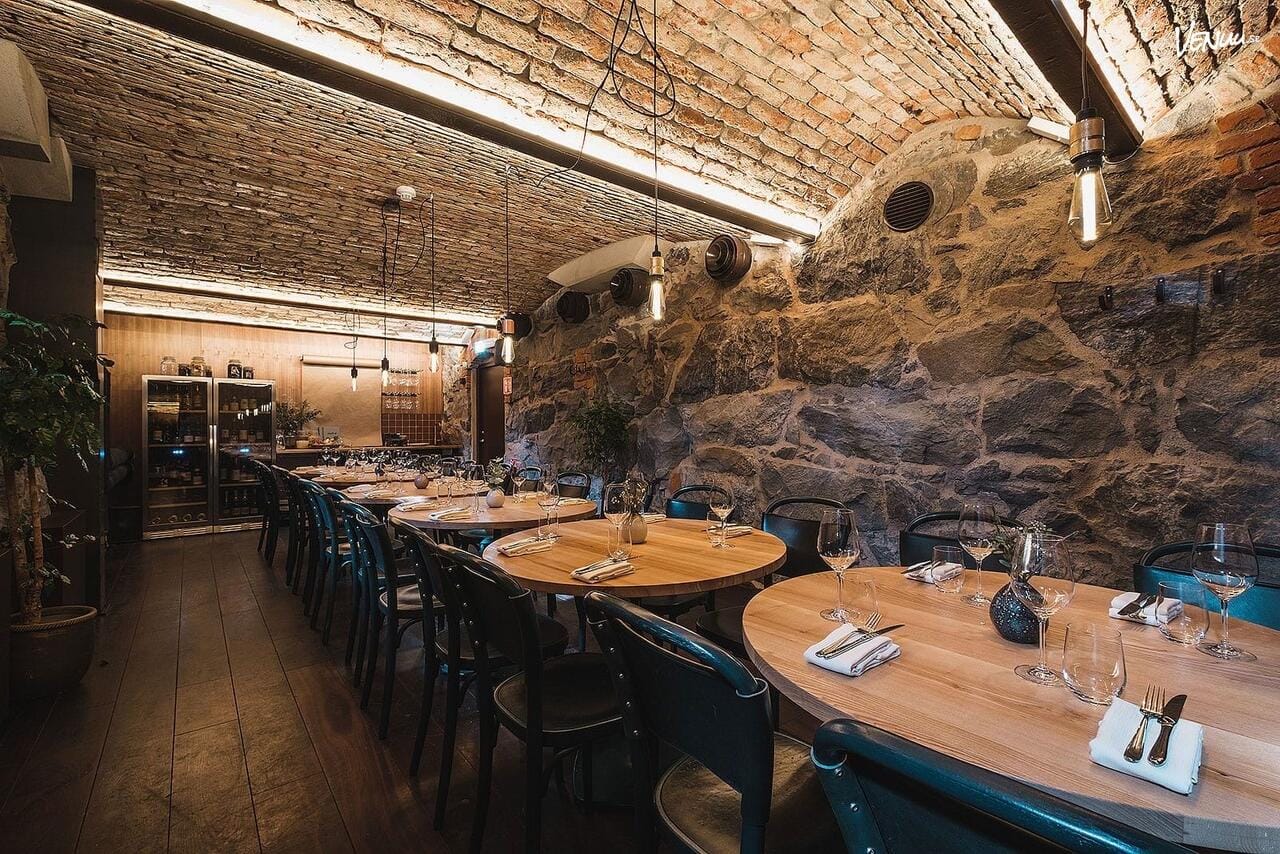 En elegant och avskild chambre séparée med klassisk inredning och dukade bord.