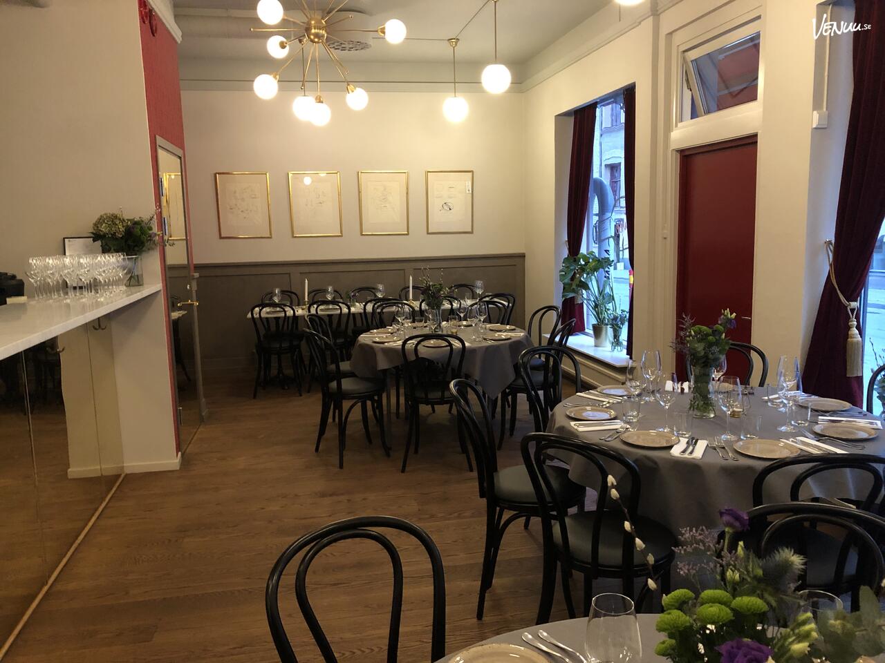 En unik vinkällare med tegelväggar, mysig belysning och en avskild atmosfär för middagar och provningar.