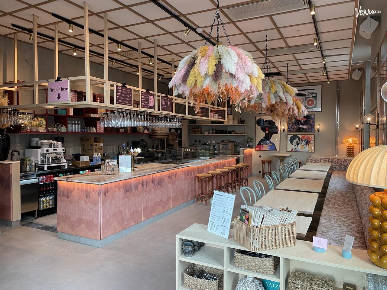 En personligt inredd och hemtrevlig restaurang med intim atmosfär.