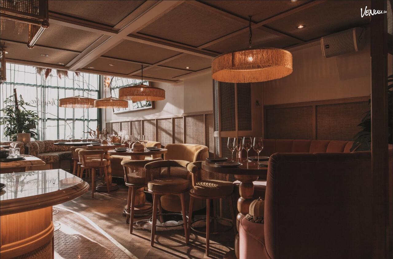 En intim och mysig restaurang med en varm atmosfär.