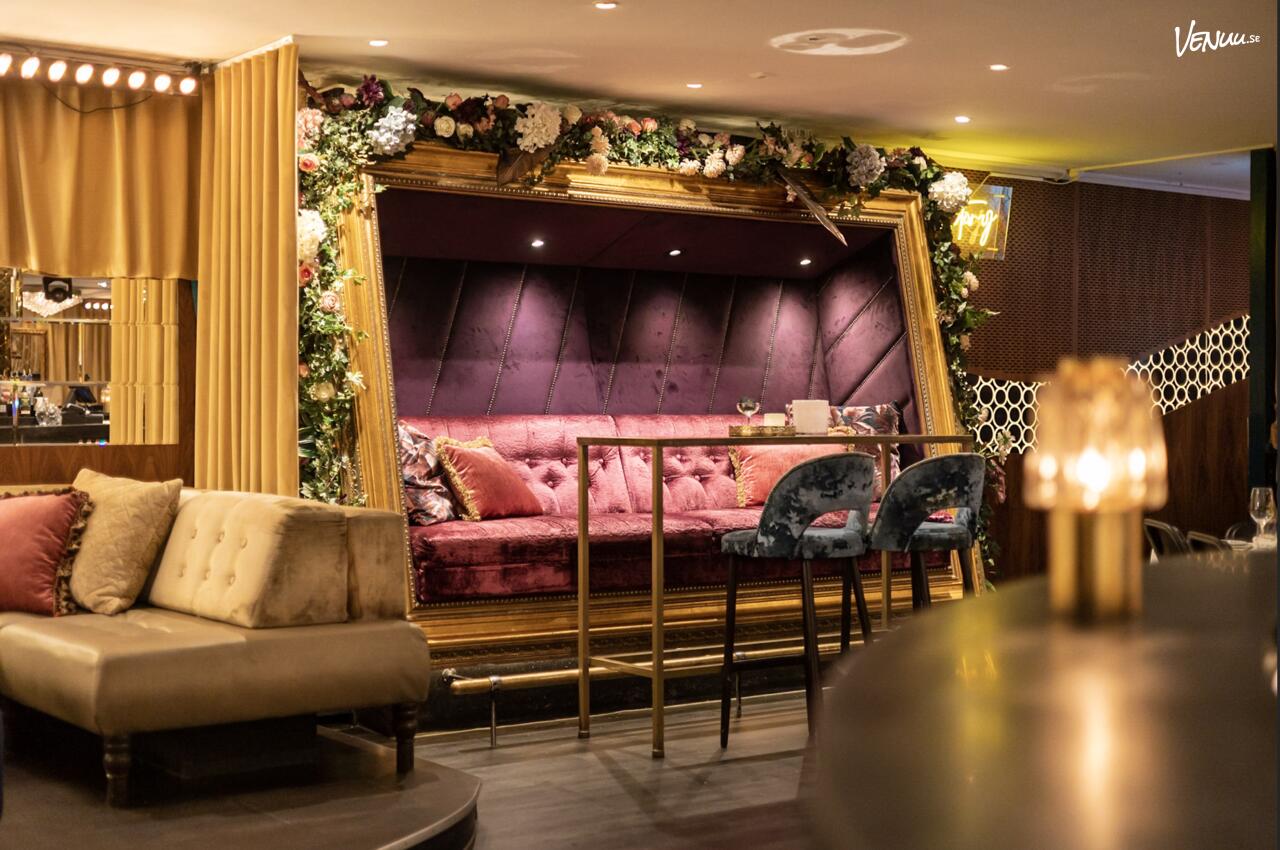 En exklusiv och sofistikerad restaurang med en intim atmosfär.