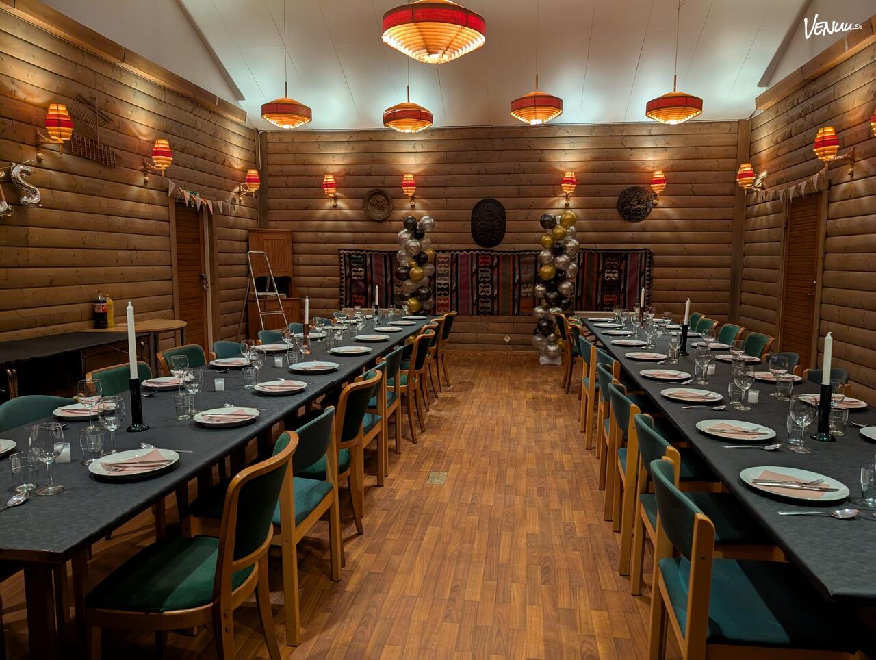 En enkel och funktionell lokal med neutral inredning, lämplig för olika evenemang.