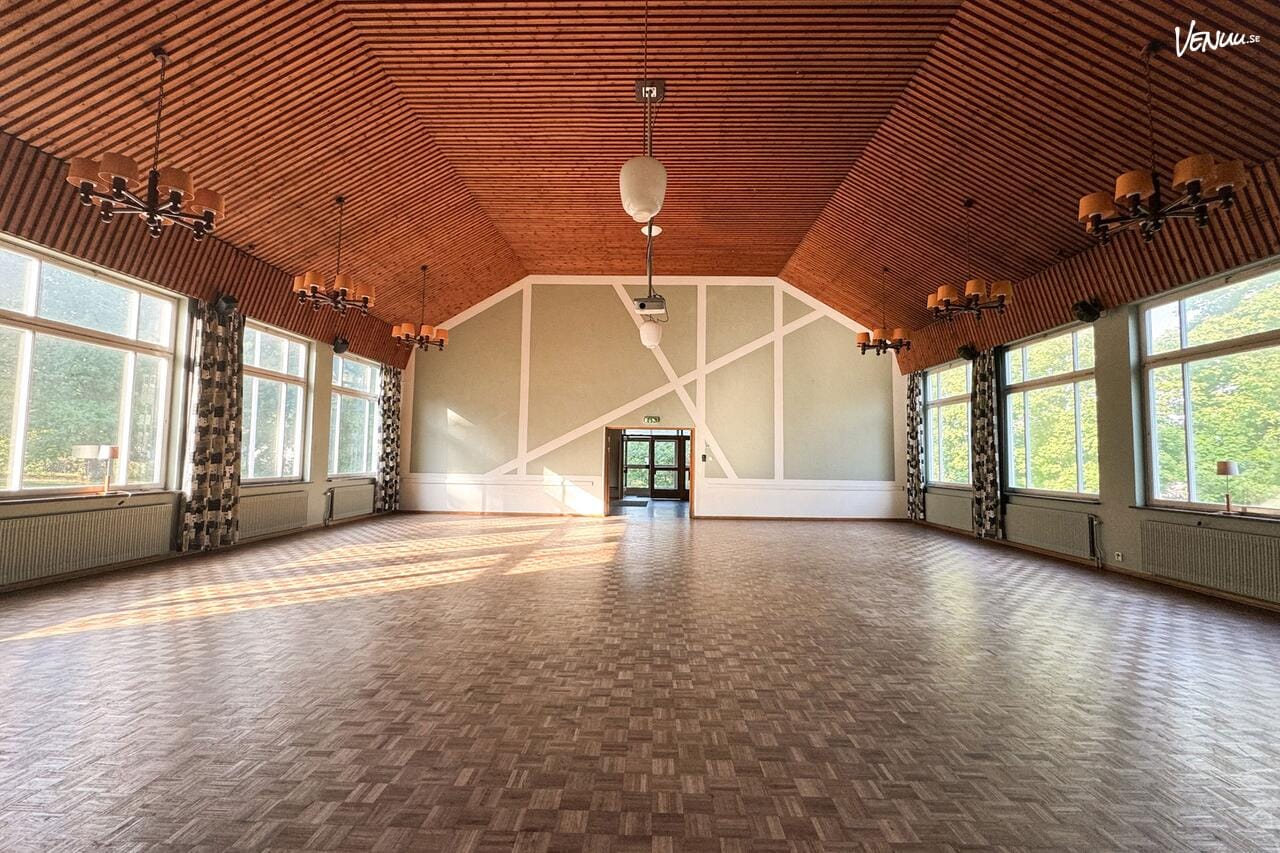 En klassisk folkets hus-lokal med scen och plats för många gäster.