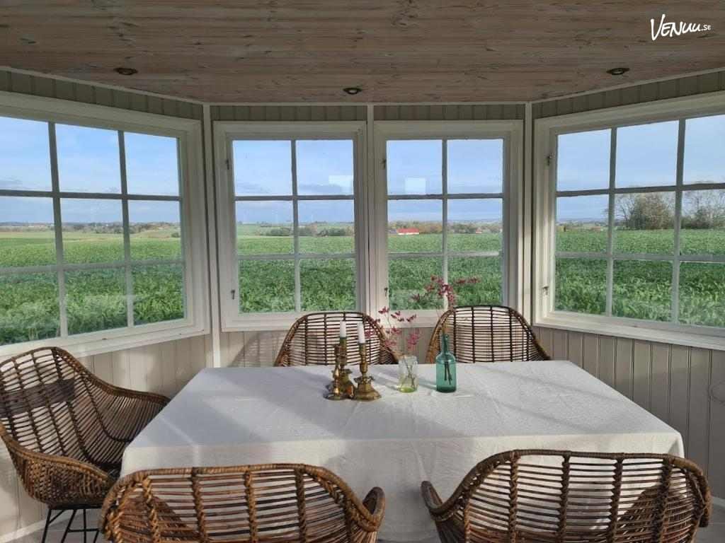 En rustik och charmig skånelänga med stenväggar och synliga träbjälkar, perfekt för en mysig fest.