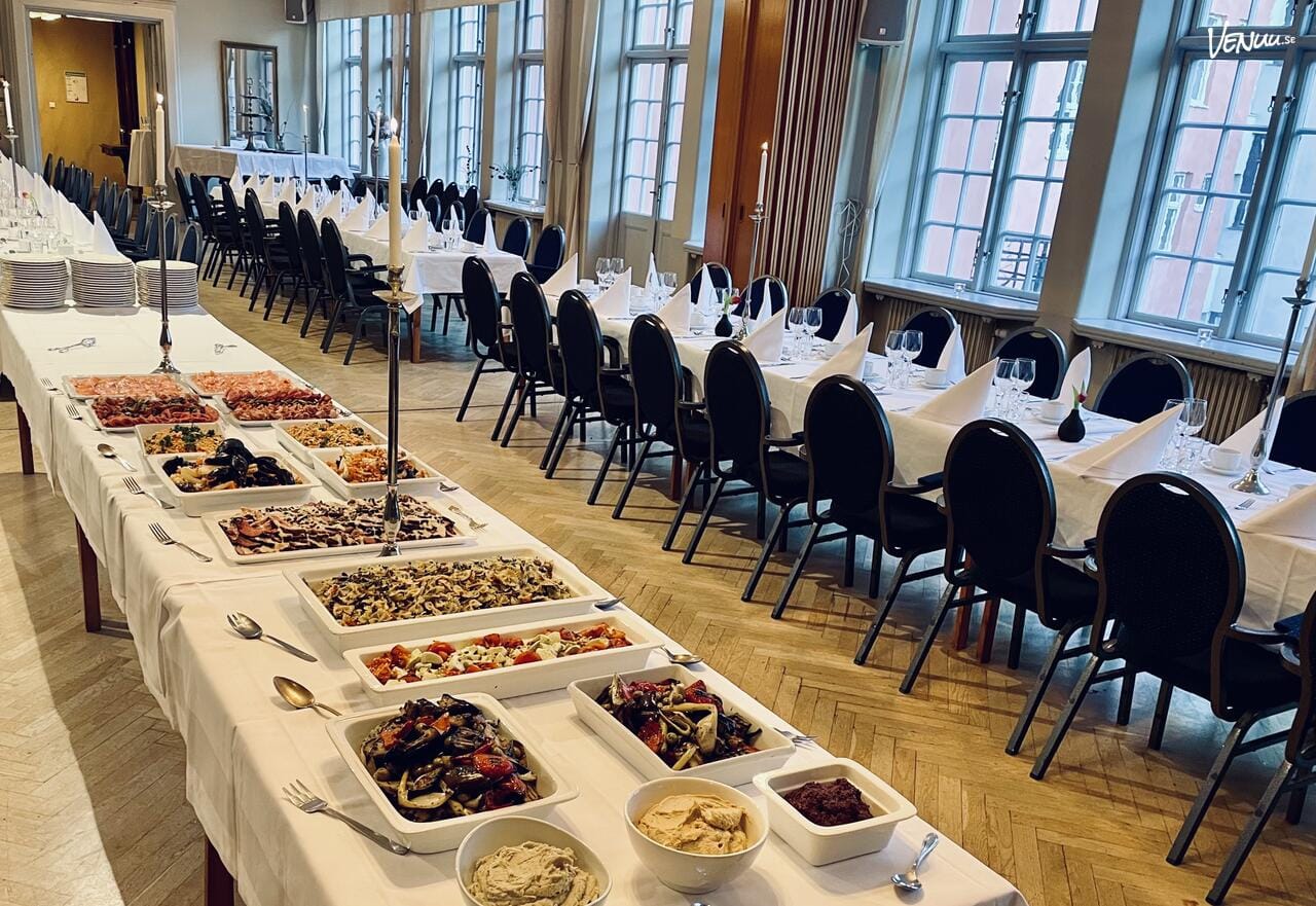 En elegant och ståtlig festvåning med klassisk inredning och anrik charm.