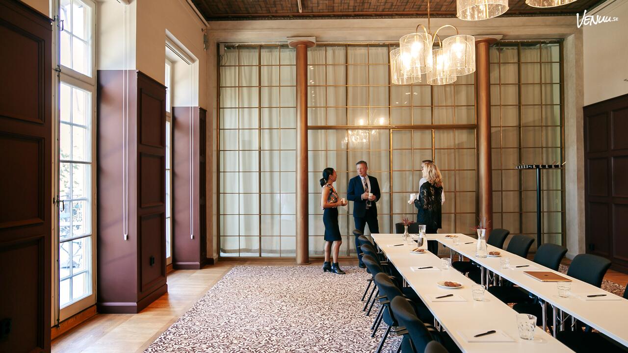 En pampig och vacker konferenslokal med elegant inredning, passande för större evenemang.