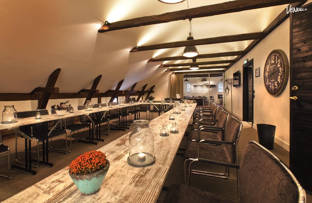 En inspirerande konferenslokal i ett slott, med modern inredning och detaljer som antyder musikhistorik.