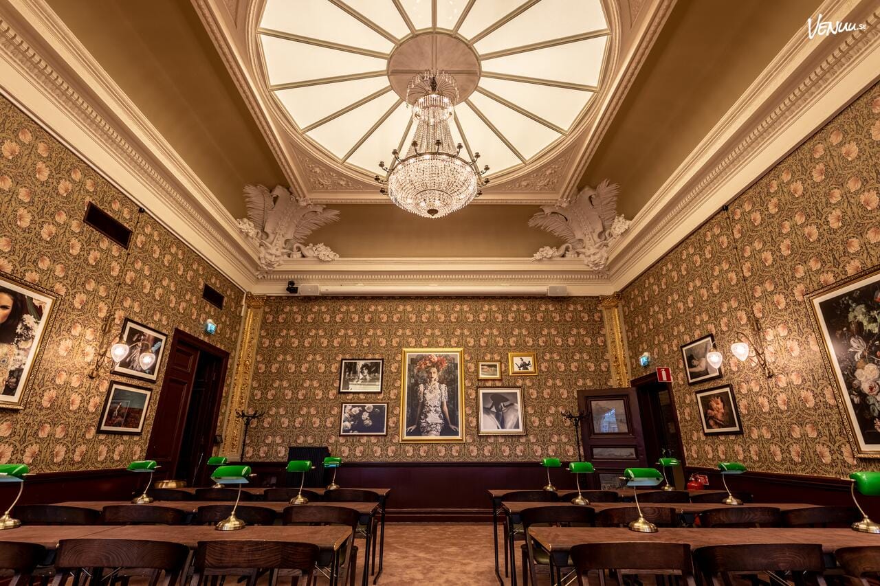 En elegant och intim salong med sofistikerad inredning.