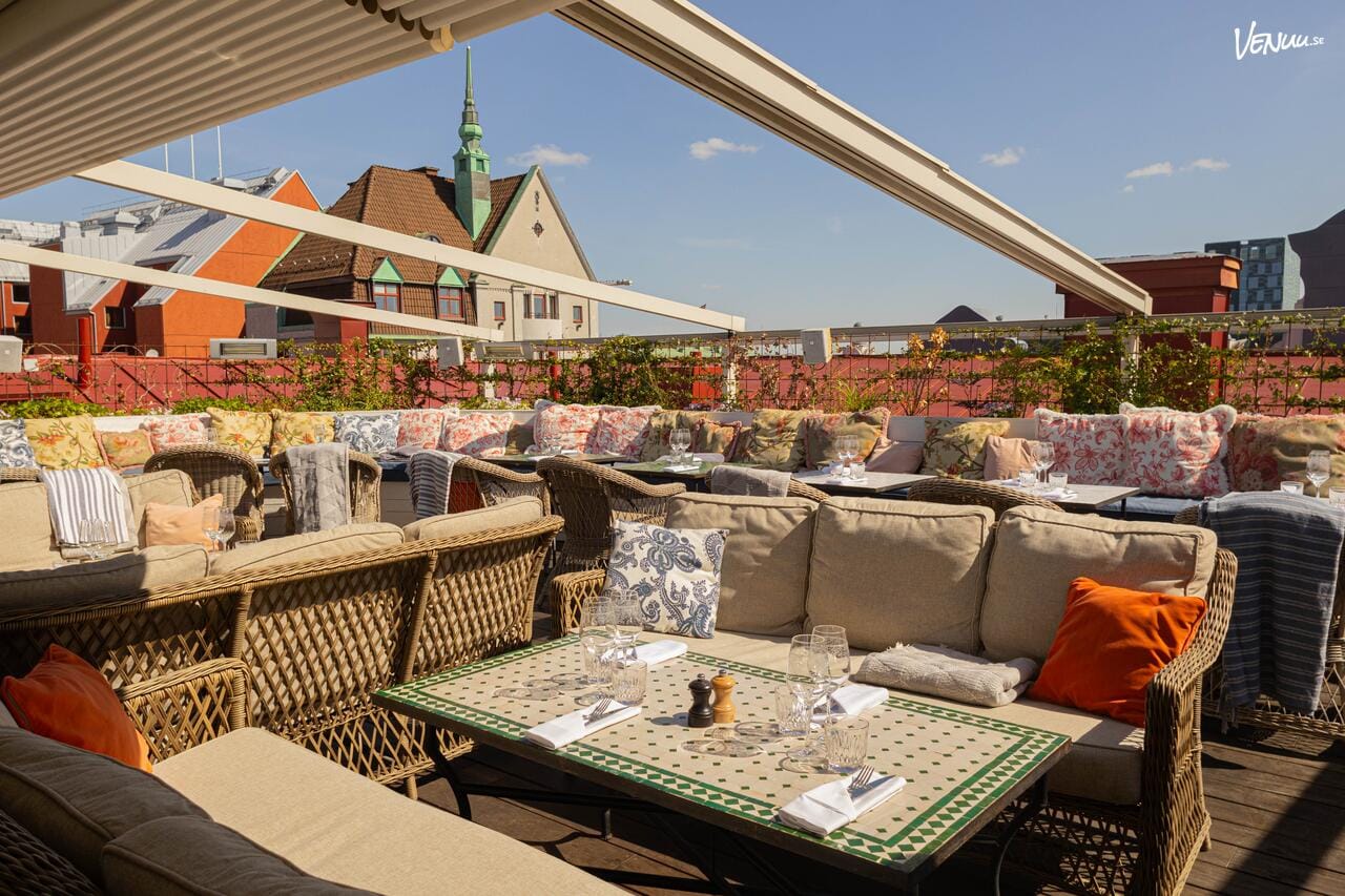 En charmig utomhusterrass med utsikt över staden.