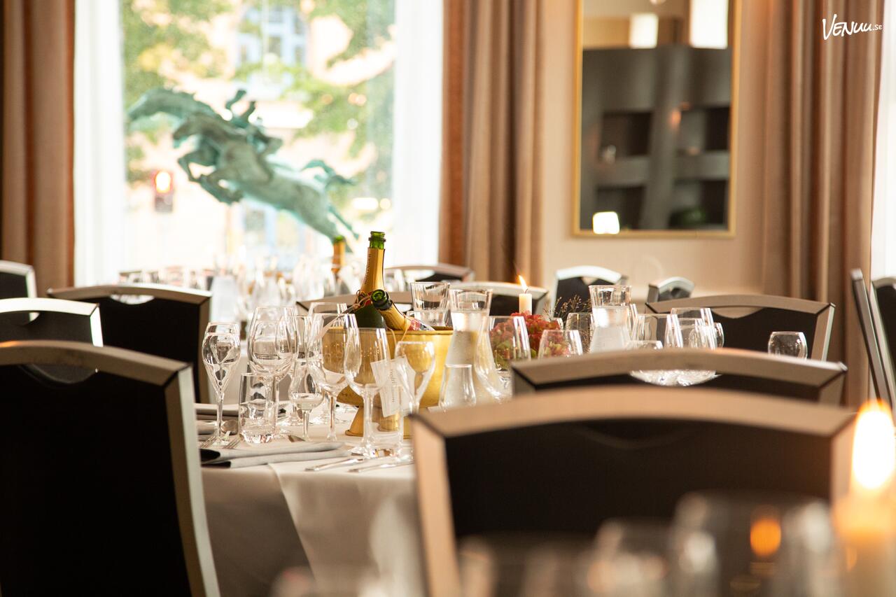 Ett charmigt hotell med en mysig festlokal mitt i en stadsmiljö.