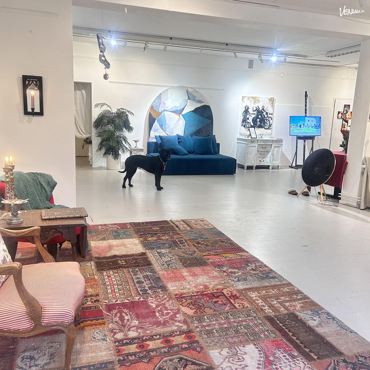 Ett stilrent och exklusivt rum med modern design och personliga inredningsdetaljer.