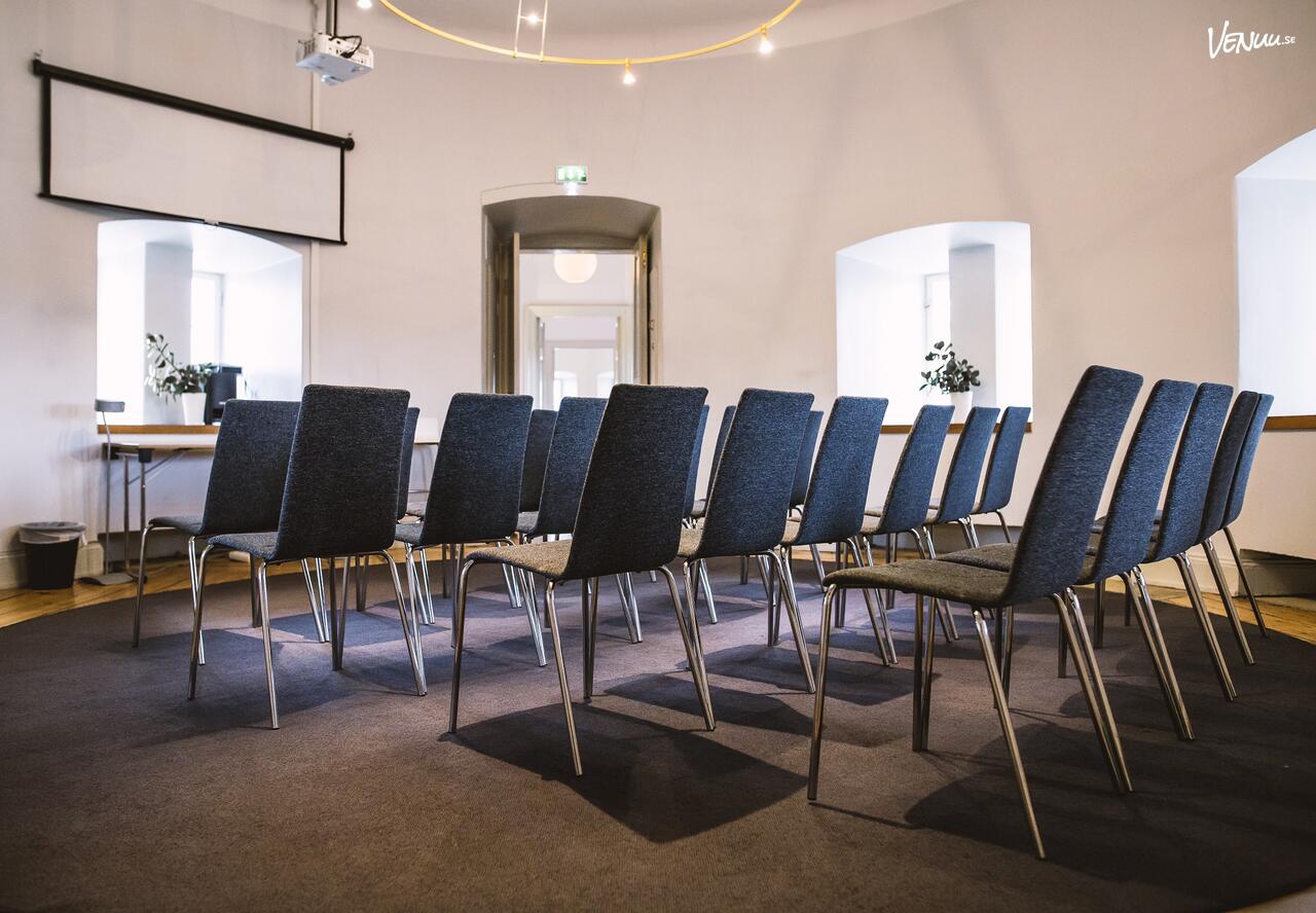 En historisk och avskild konferenssal på en ö, med robusta väggar och en unik atmosfär.