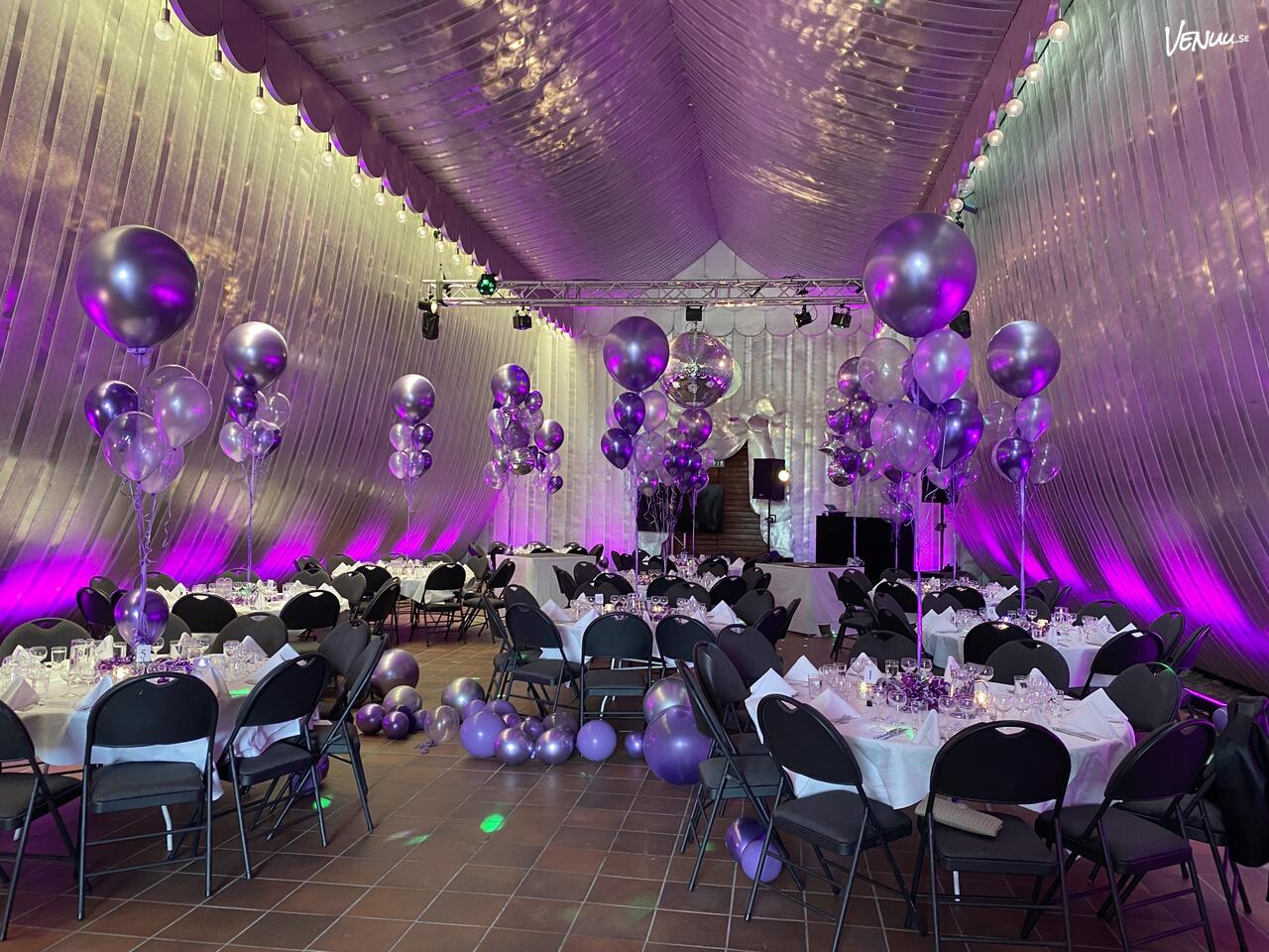 En elegant och stämningsfull festlokal med klassisk inredning och historisk charm.