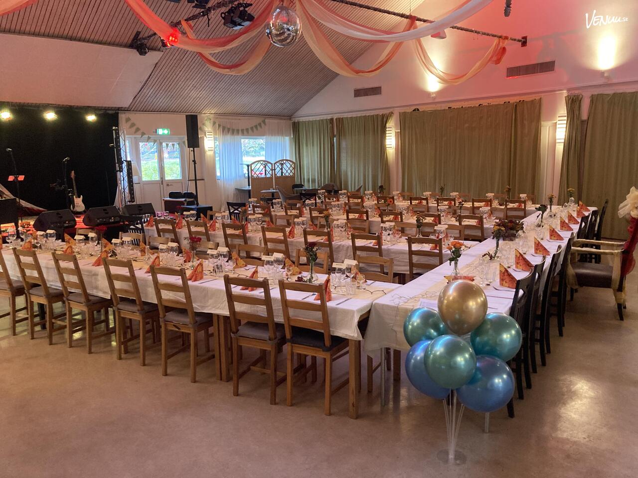 En bohemisk och konstnärligt inredd festvåning med unika detaljer och en mysig atmosfär.