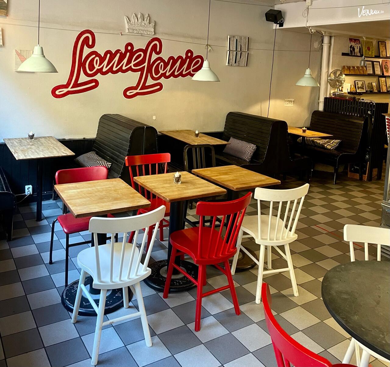 En livlig restaurang och bar med retrostil, klassisk diner-känsla och färgglad inredning.