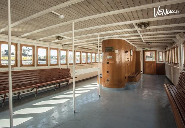 En enklare, rymlig transportbåt eller färja med ett öppet däck, lämplig för mingel.