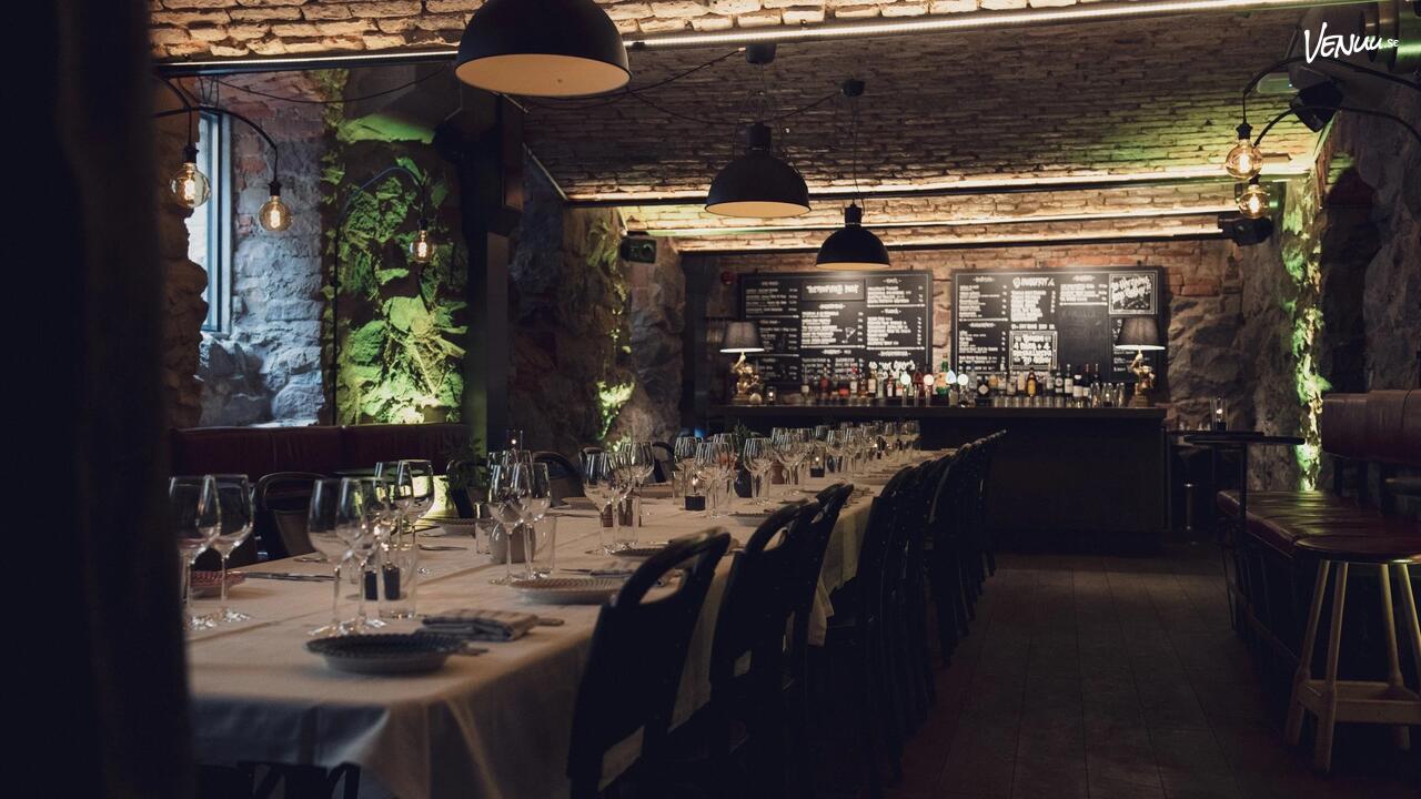 En mysig och festlig eventlokal med festlig inredning och en välkomnande atmosfär.