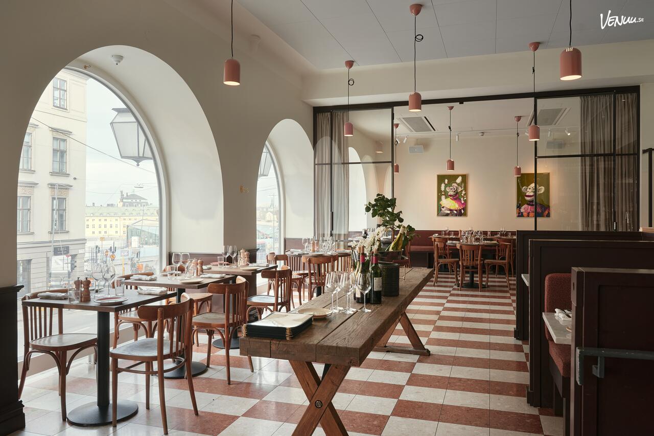 En modern och inbjudande festlokal med flexibel möblering, perfekt för stora sällskap på Södermalm.