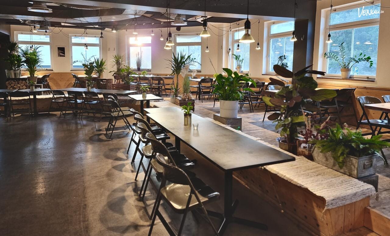 En stilren och flexibel restaurangmiljö med modern inredning, passande för större sällskap.