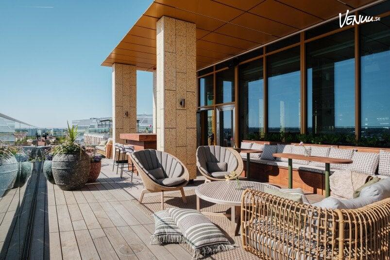 En sofistikerad bar högt upp med fantastisk utsikt över staden och en elegant inredning.