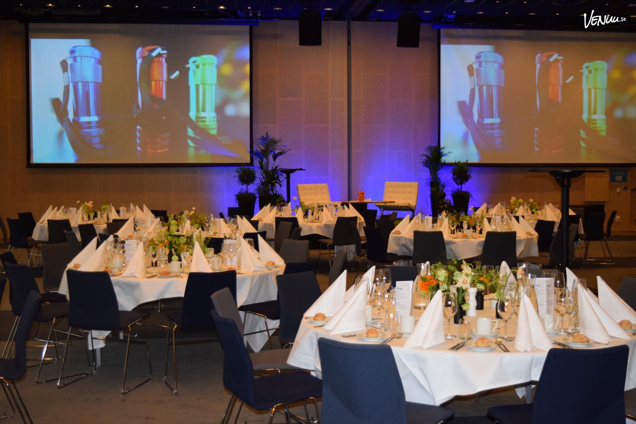 En stor och flexibel evenemangslokal med modern teknik och anpassningsbara ytor.