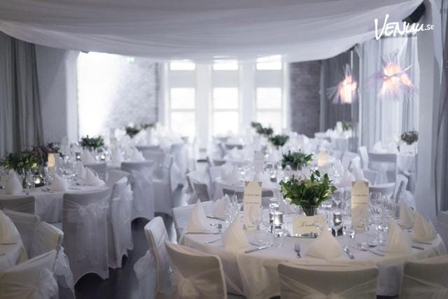 En klassisk och rymlig festlokal med traditionell inredning och gott om plats för gäster.