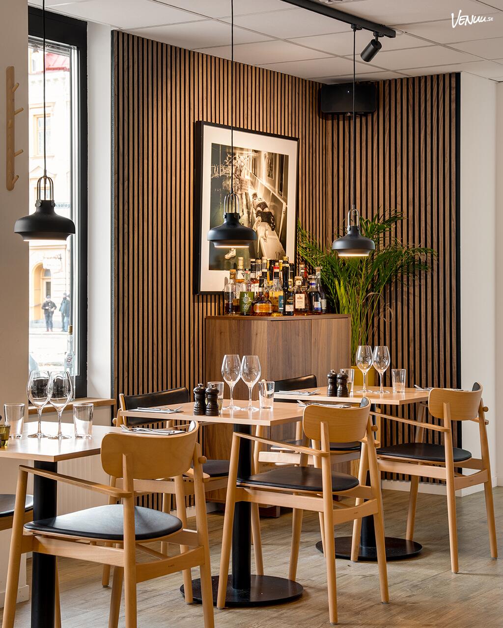 En modern och stilren restaurang med elegant dukning och en ljus inredning.