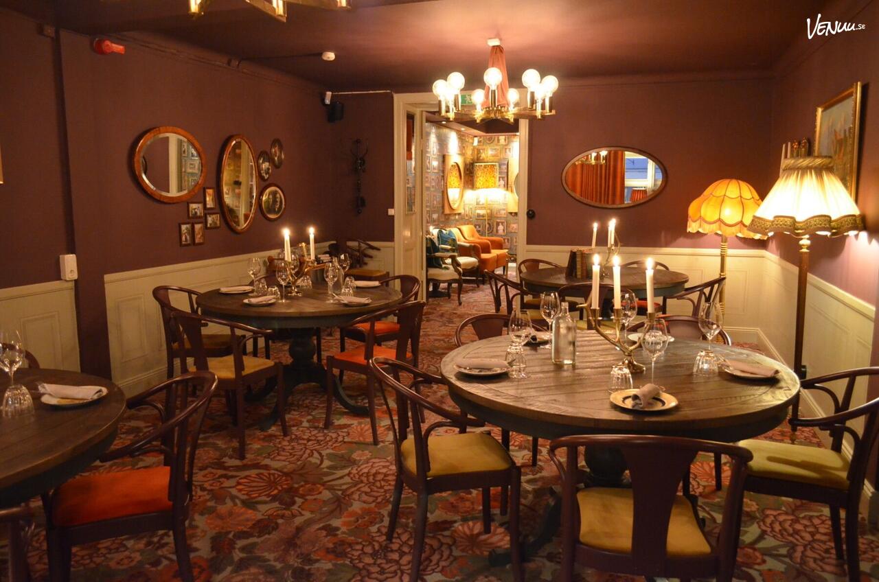 Stämningsfull bild av San Greals unika chambre séparée med medeltida inslag och modern touch.