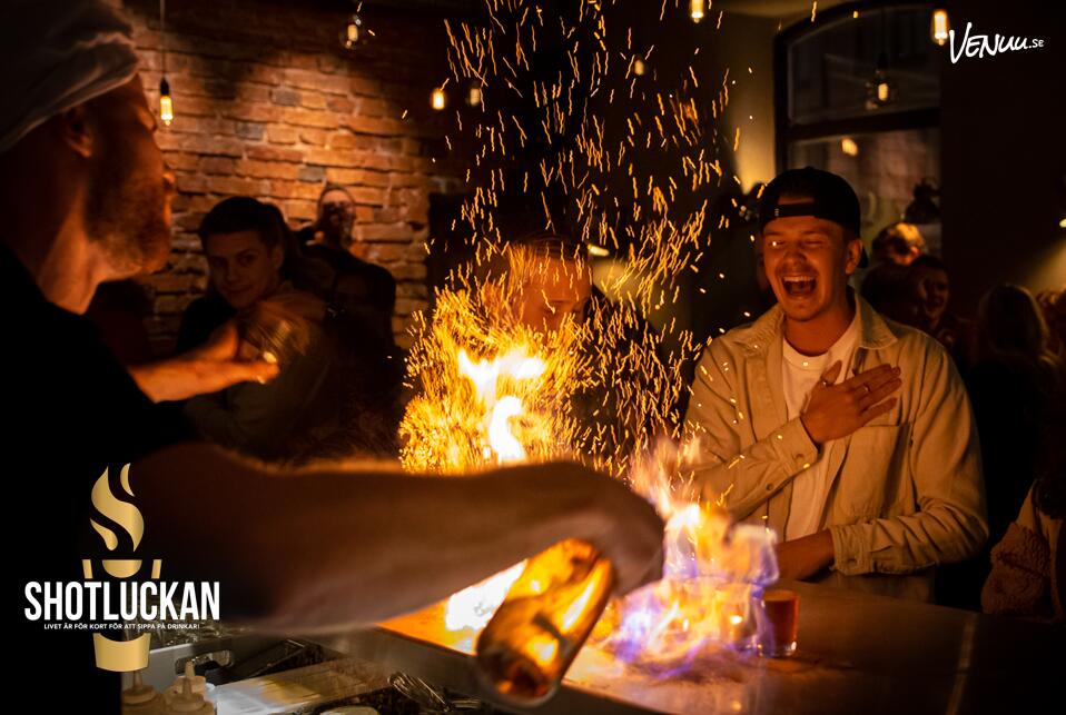 En grupp kollegor som skrattar och har kul medan de testar olika aktiviteter i en lekfull miljö.