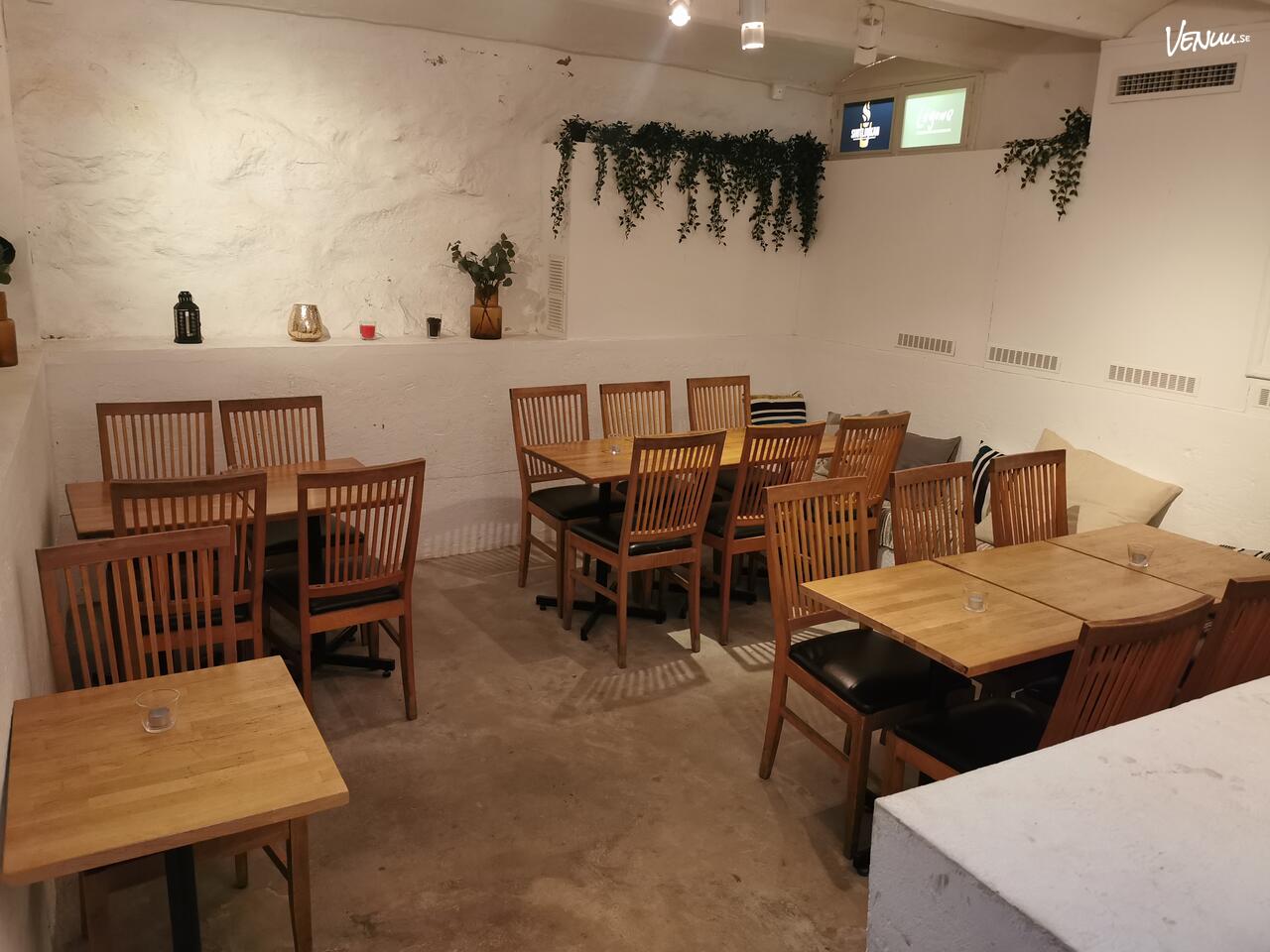 En lekfull och avslappnad källarlokal med bar och plats för mingel och aktiviteter.