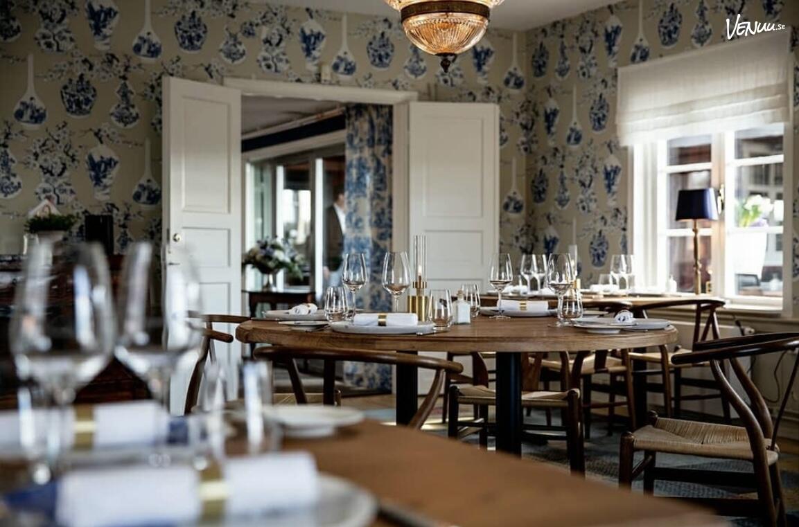 En mysig festlokal med maritim inredning och utsikt över vattnet.