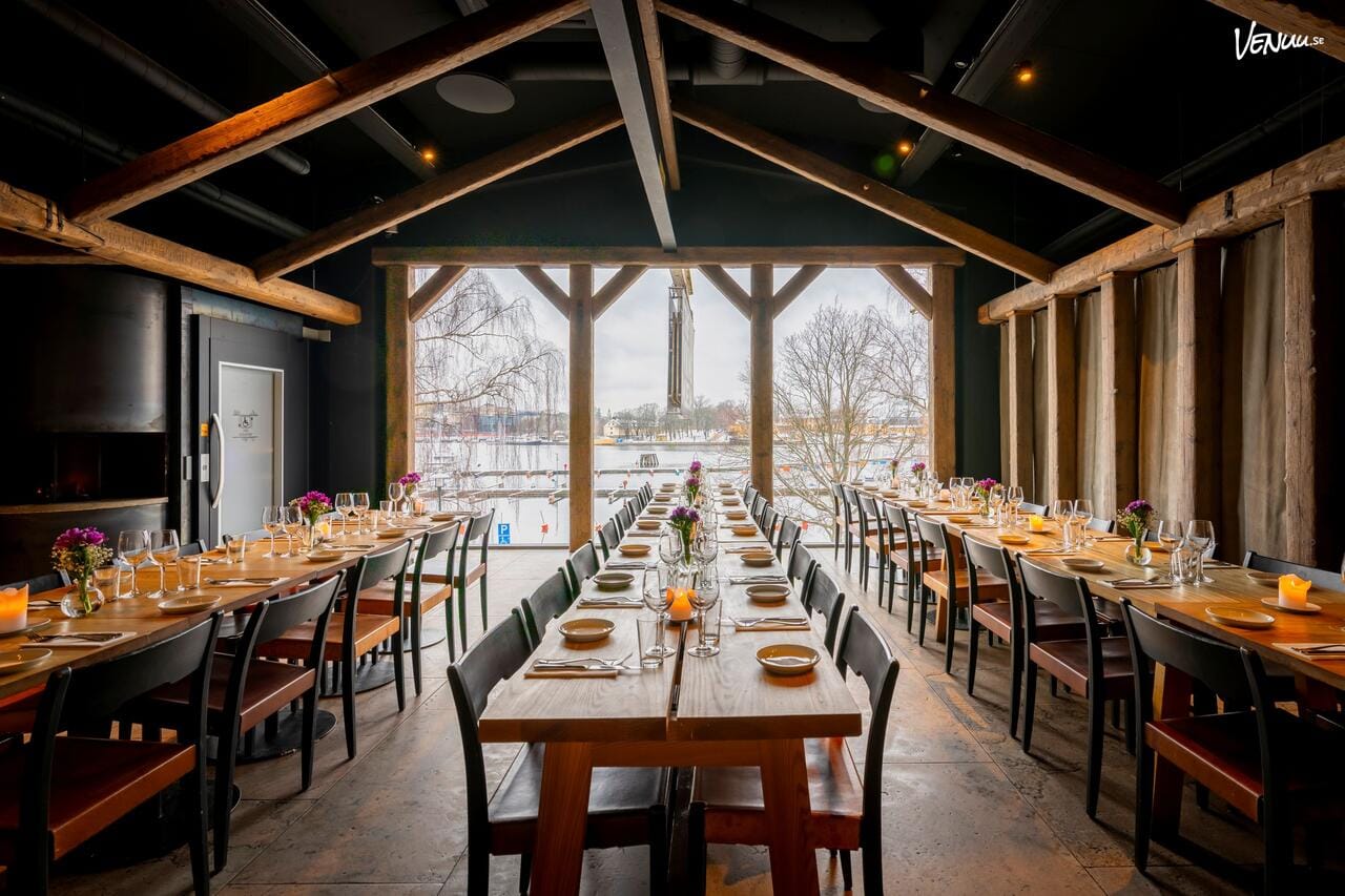 En unik restauranglokal med vikingatema, mysig belysning och långbord för middagar.