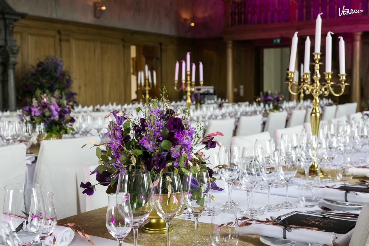 Ett lyxigt och storslaget konferensrum i ett slott, med elegant möblemang.