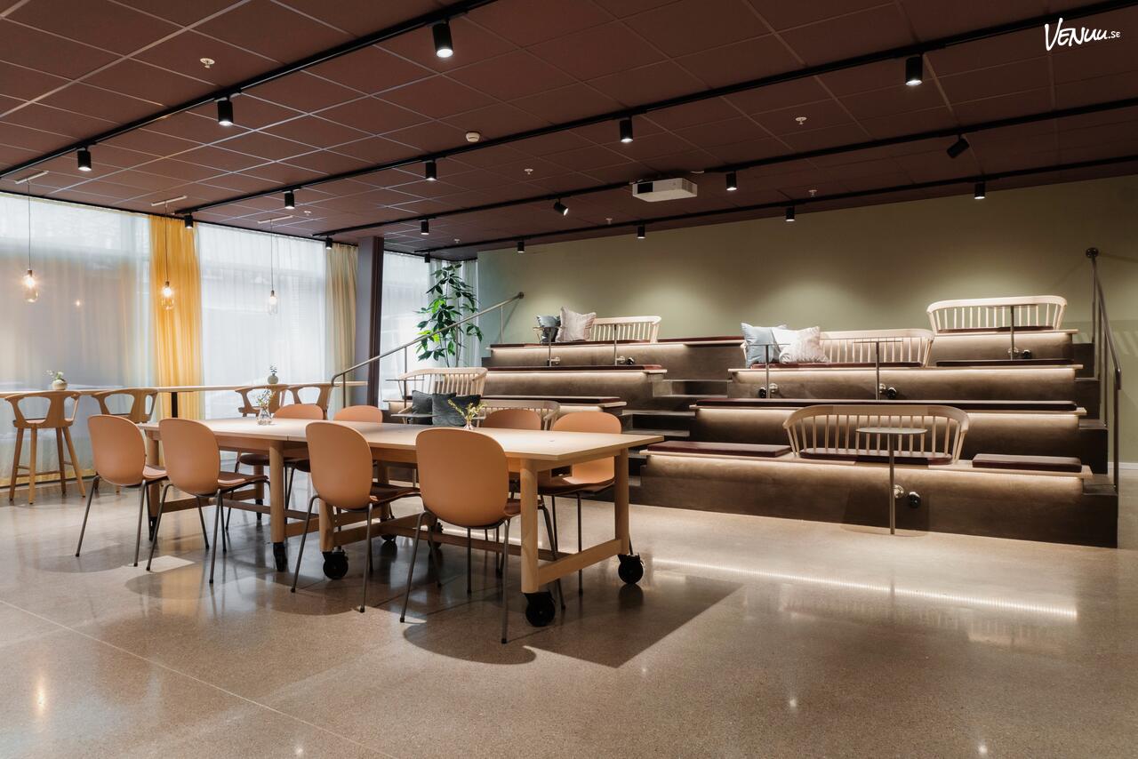 En modern och stilren möteslokal i en coworking-yta, med flexibel inredning och ljusa ytor.