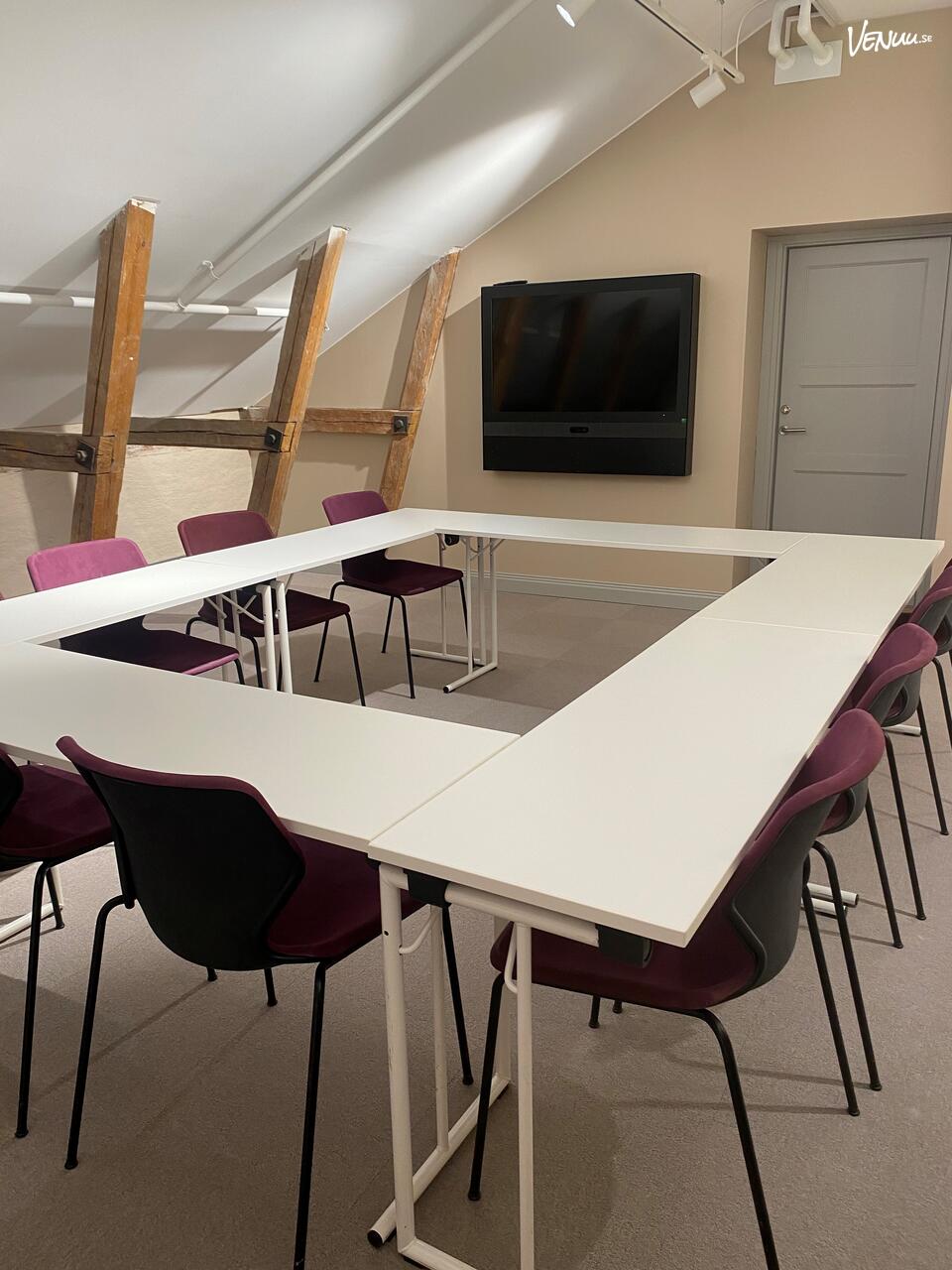 Ett modernt och funktionellt konferensrum med smarta möbler och en minimalistisk design.