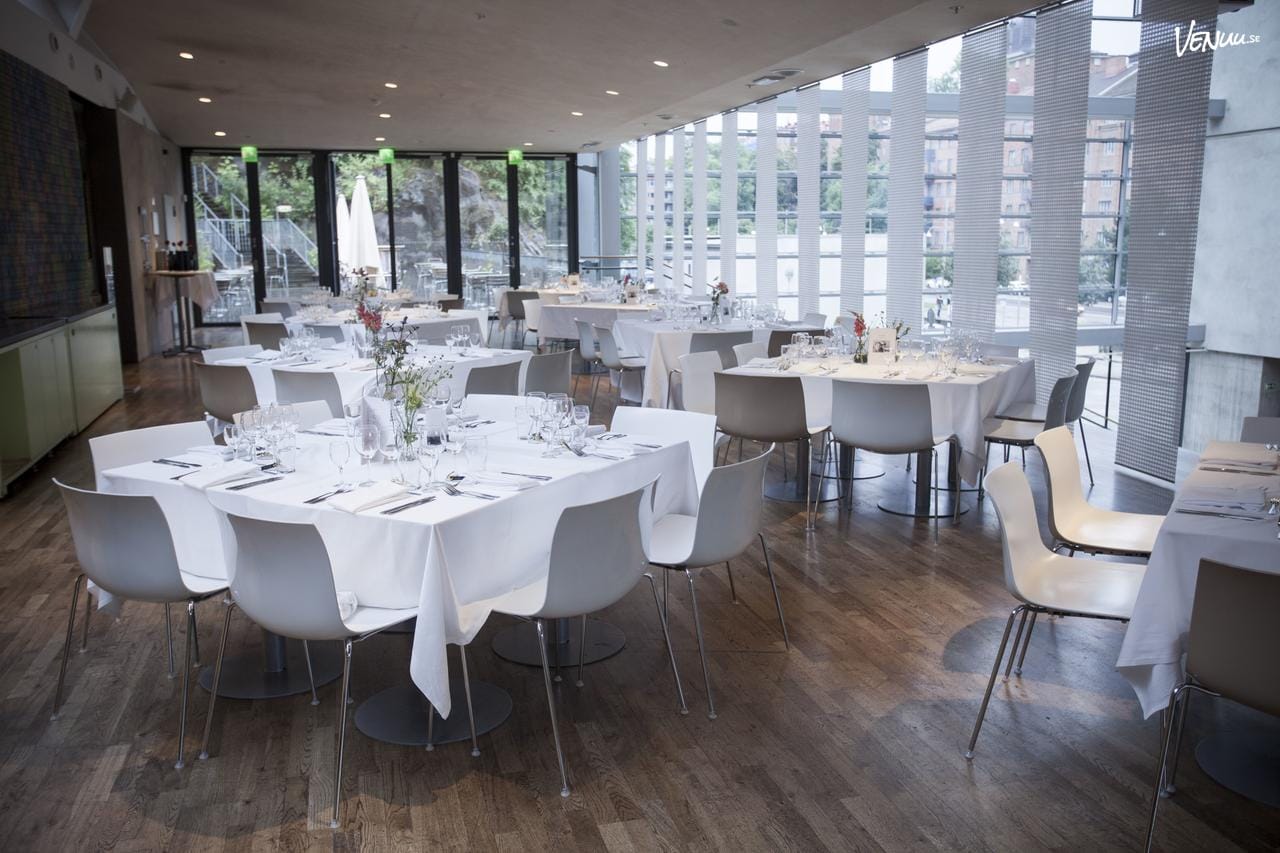 En modern restaurang med unik design och en panoramavy över staden.