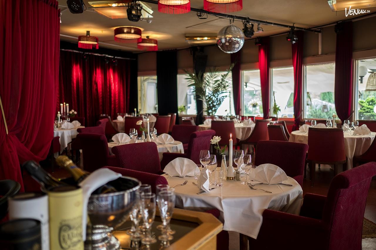 En vacker festvåning omgiven av grönskande parkmiljö.