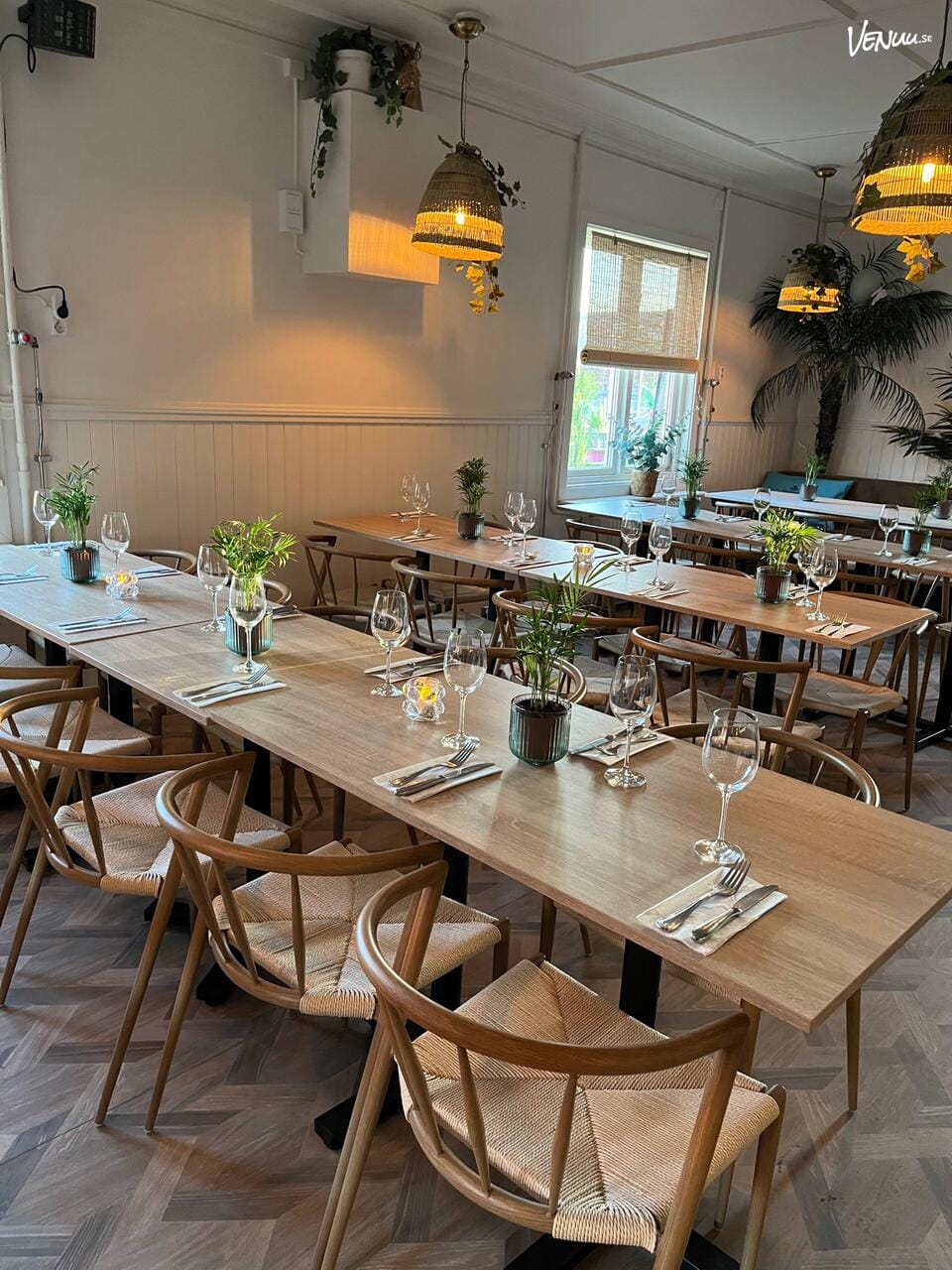 En mysig och avslappnad bild av ett bistrobord med god mat och dryck, och kollegor som umgås.